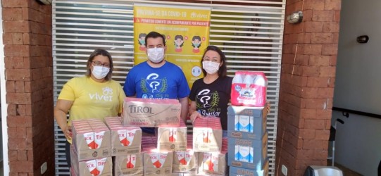 CRF-JR faz doação de leites para ONG Viver