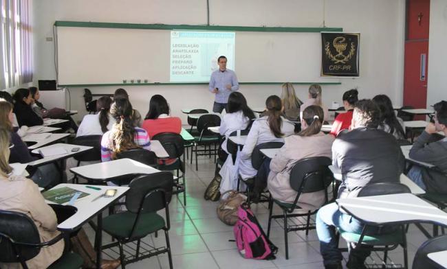 Acadêmicos de Farmácia participam de Curso de Aplicação de Injetáveis 