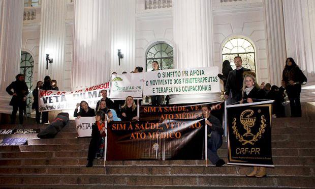 Protesto contra o Ato Médico reúne 30 pessoas em Curitiba