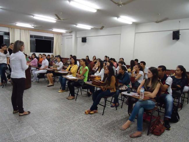 CRF-Junior ministra palestra  para acadêmicos  de Umuarama