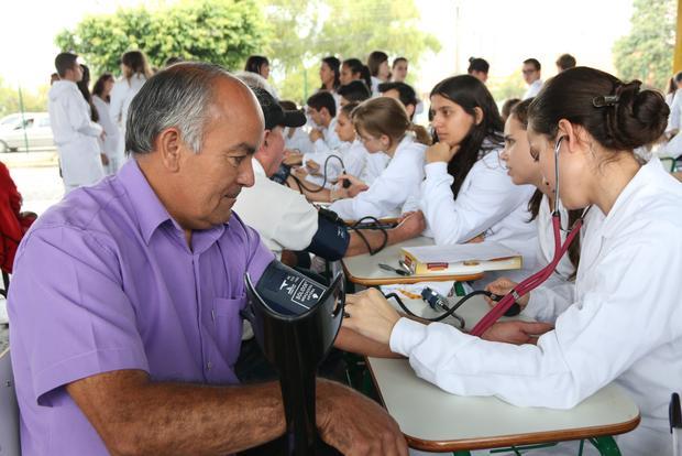 Estudantes  orientam sobre o uso adequado de medicamentos em Ponta Grossa