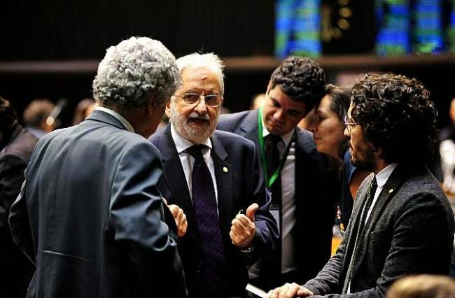 Deputados negociam votação de regras para funcionamento de farmácias