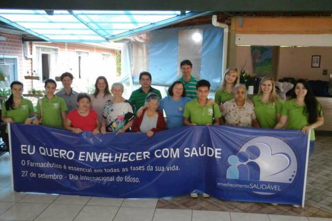 CRF-PR Júnior da UEM visita o Asilo São Vicente de Paulo