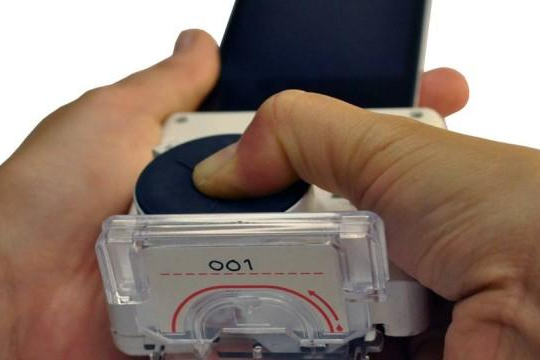 Acessório ligado a smartphone é capaz de detectar o vírus HIV