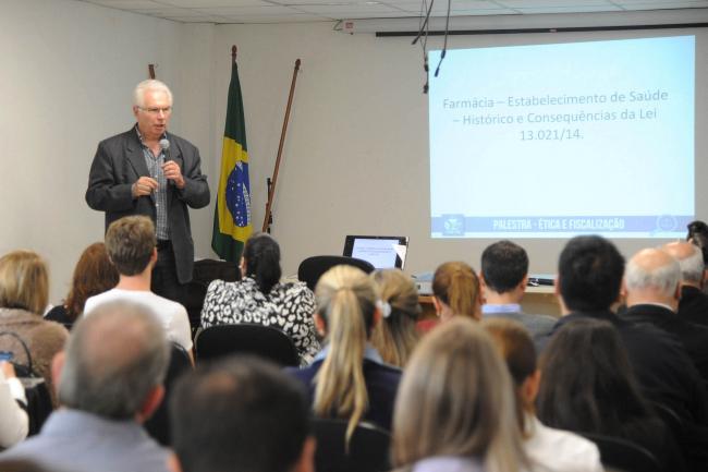 Paraná abre discussão sobre venda de conveniências em farmácias