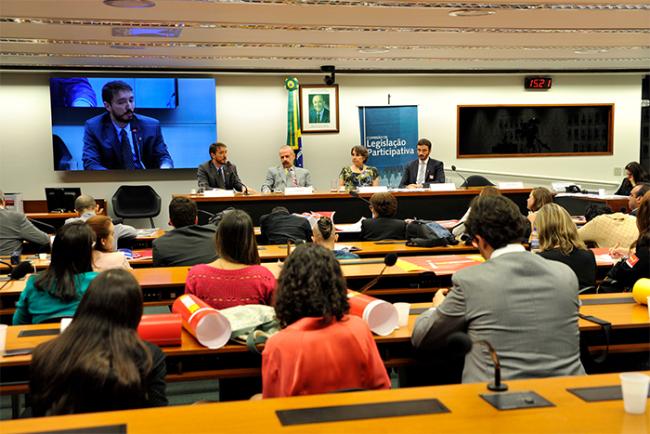 Debatedores pedem revisão da Lei de Patentes para reduzir preço de medicamentos