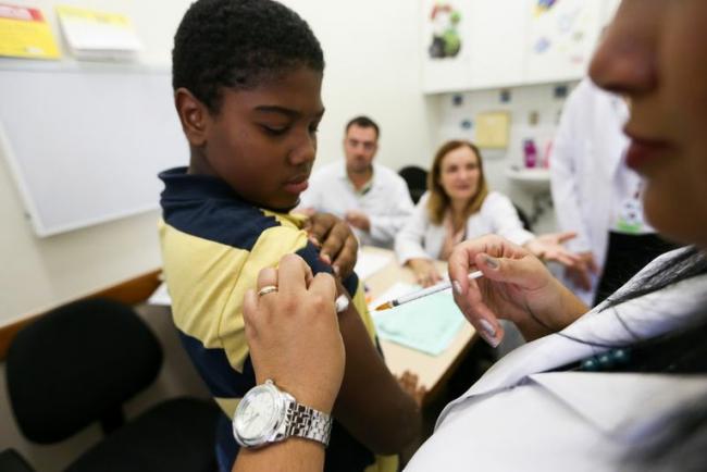 SUS inicia vacinação de meninos contra HPV