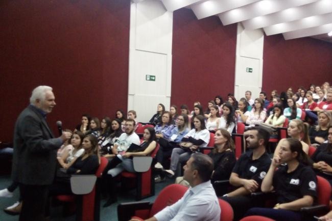 Dr. Arnaldo Zubioli ministra palestra na Semana Acadêmica da FAG