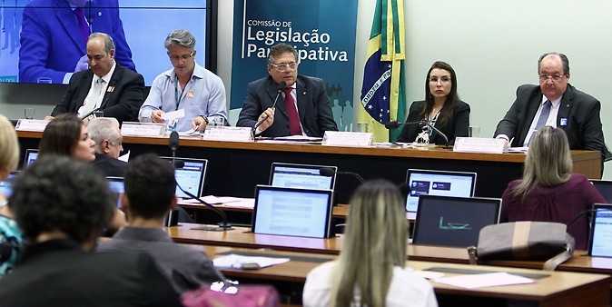 Especialistas e deputados reclamam de fechamento de farmácias populares