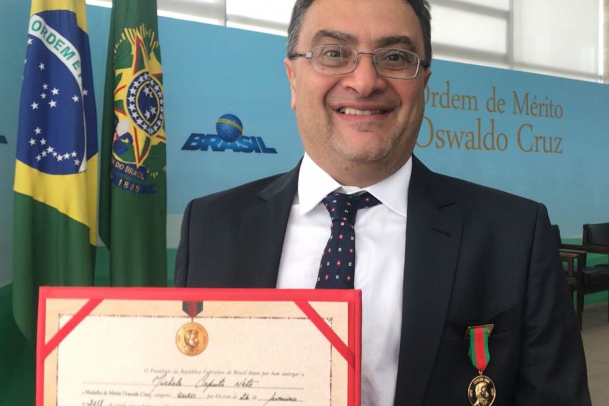 Secretário da Saúde recebe maior honraria da saúde pública brasileira