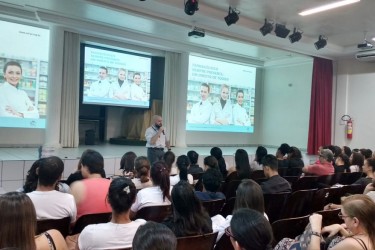 CRF-PR presente na Semana dos Cursos Técnicos em Farmácia e Análises Clínicas