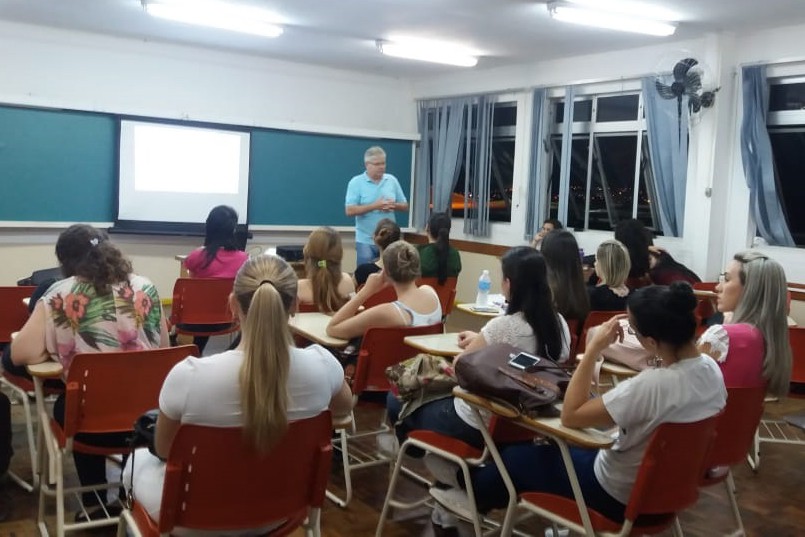 Palestra aos acadêmicos de Farmácia da Cescage