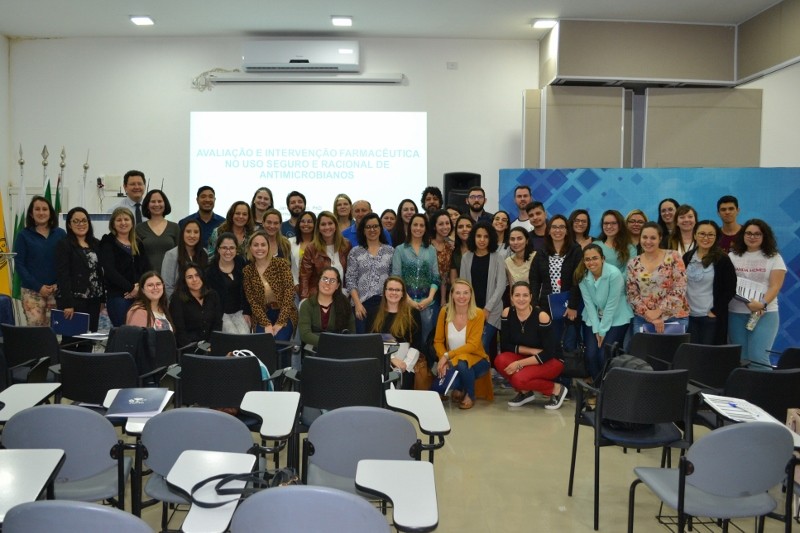 Seminário sobre Farmácia Hospitalar e Clínica lota auditório em Curitiba