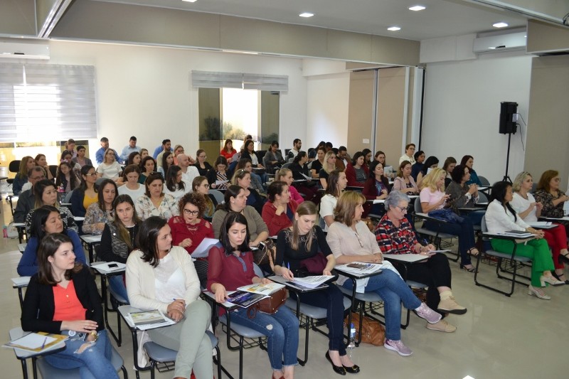 Palestra sobre prescrição farmacêutica magistral lota auditório em Curitiba