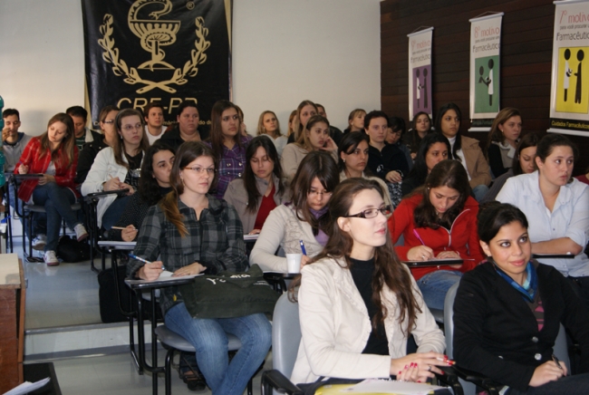 CRF-PR recebe acadêmicos de Farmácia da Unibrasil